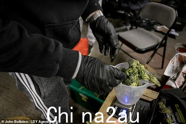 最终,它在一组秤上称重并装袋,准备分发