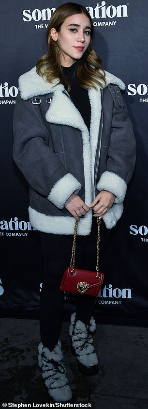 看起来很棒:Casey Affleck 的长期女友 Caylee Cowan 穿着羊毛衬里的白色和银色外套和毛茸茸的靴子,散发出冬季风格