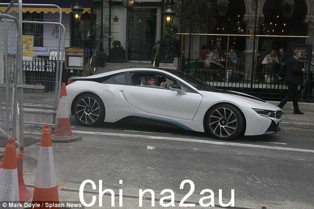 康纳赛前在都柏林街头炫耀他价值 20 万英镑的 BMW i8 2016 年 UFC 202 与内特·迪亚兹 (Nate Diaz) 的合影