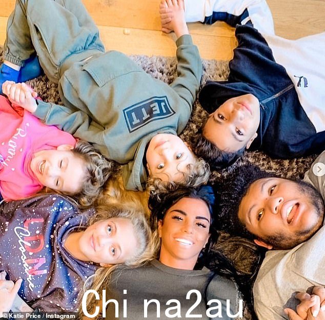 Kids: Katie 与 Dwight Yorke 有儿子 Harvey,与前任 Peter Andre 共享 17 岁的 Junior 和 15 岁的 Princess,并且从她与 Kieran Hayler 的关系来看,她还是 9 岁的 Jett 和 8 岁的 Bunny 的母亲