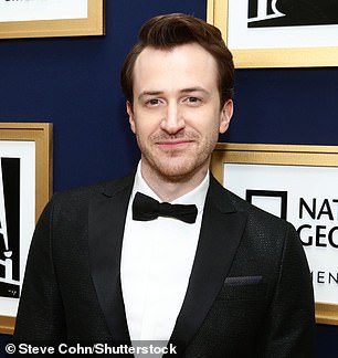 侏罗纪公园似乎开启了 Joseph Mazzello 的职业生涯。他在 2019 年 2 月举行的第 91 届奥斯卡颁奖典礼后的福克斯晚会上合影