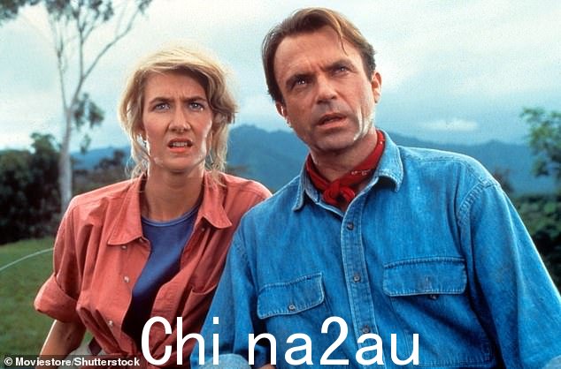 山姆·尼尔(Sam Neill)饰演首席古生物学家艾伦·格兰特(Alan Grant)博士,当他第一次来到这个史前岛屿主题公园时,他是一位著名的新西兰演员,但《侏罗纪公园》让他成为了好莱坞偶像。他与侏罗纪公园中的 Laure Dern 合影