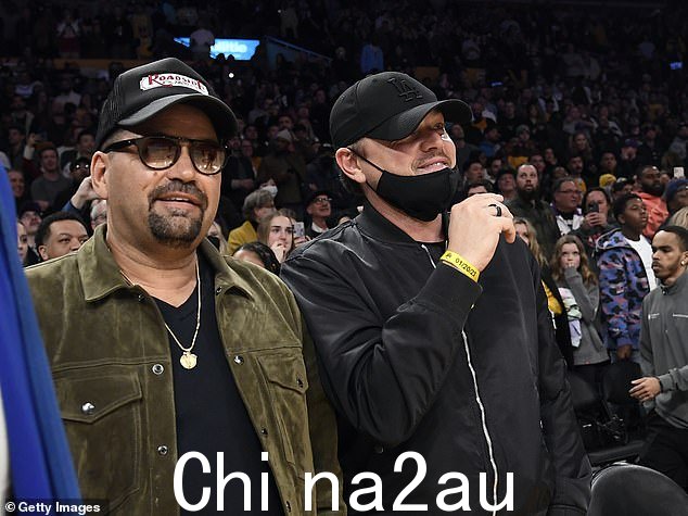 休息日:这位 48 岁的奥斯卡获奖演员坐在场边最前面的朋友和其他名人中间时显得兴高采烈
