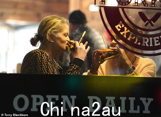 Munch:坐在纽卡斯尔 Wallsend 餐厅内,Danniella 一边嚼着汉堡和薯条,一边和 Chantelle 聊天