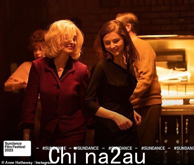 金发女郎:这位女演员为 1960 年代犯罪剧中的角色戴了一顶及肩的金色假发,由 Thomasin McKenzie 主演,担任主角