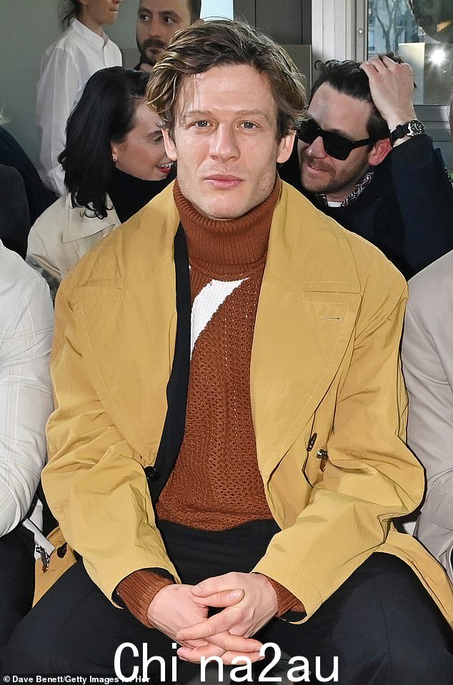时尚:坐在前排,这位 37 岁的英国演员在抵达法国首都后以中性色调流露出自信