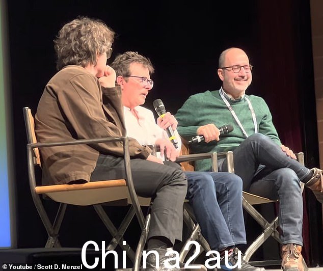 在参加首映后的问答环节时,这位演员说他“热爱我的生活”,尽管很艰难。当他坐在舞台上,手扶着椅子颤抖时,他让自己的疾病显露出来. 当 Fox 在 29 岁被确诊时,他花了 7 年时间隐瞒病情
