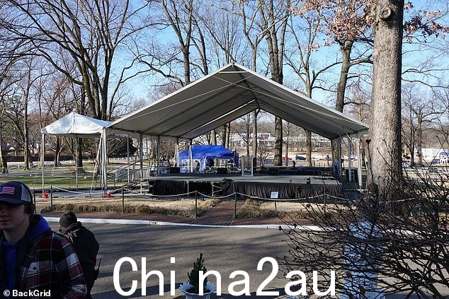 已经为公众搭建了一个舞台在讲台上的草坪上副.周围设置了数百个座位,墓地周围还竖起了屏风