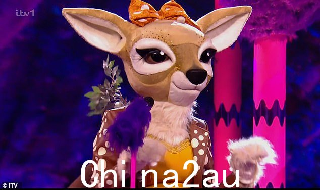 在澳大利亚? Fawn 提到了处于“颠簸之地”,评委们将其解释为澳大利亚,并将该短语与 Mo 猜测的“down under”进行了比较 Dannii Minogue