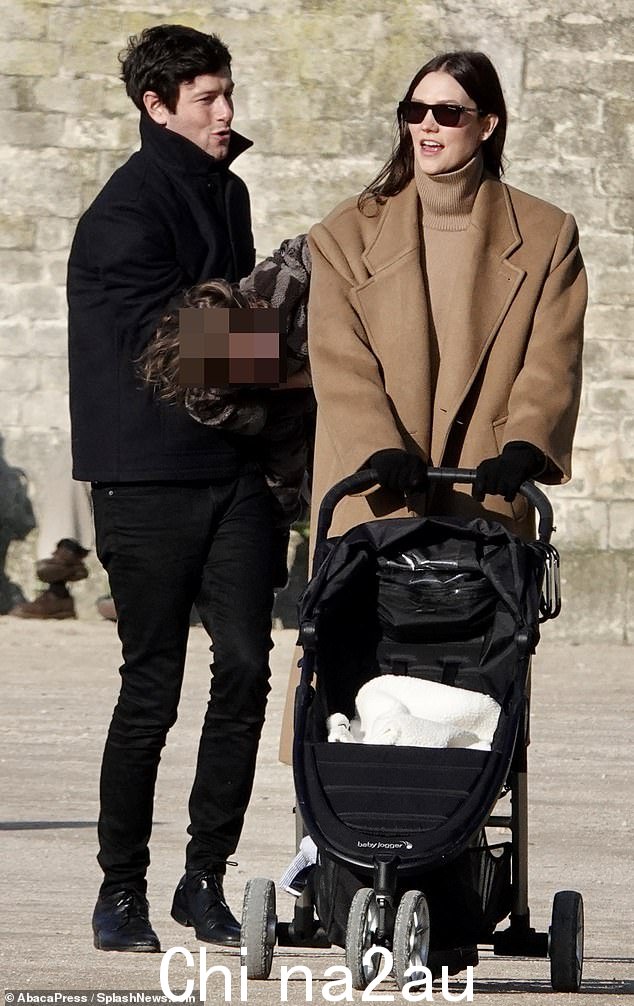 Karlie Kloss 在巴黎时装周期间与丈夫 Joshua Kushner 和他们 22 个月大的儿子 Levi 漫步巴黎时,打造别致的中性冬季造型