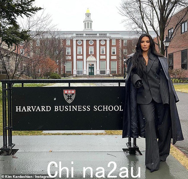 她的观点:在哈佛商学院做客一天后,金·卡戴珊 (Kim Kardashian) 在社交媒体上分享了这次旅行的照片,其中一张突出了她别致的西装