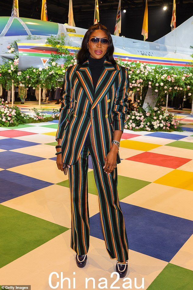 超模下班:Naomi Campbell 身着细条纹超大裤装在巴黎时装周上散发出轻松别致的气质