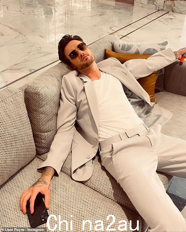 精疲力尽:在 Liam 在迪拜期间,他还利用这个机会在他的 Instagram 上发布了一系列他与凯特和其他名人一起旅行的照片。在第一个特别的快照中,可以看到 Liam 趴在沙发上,因为所有的庆祝活动而筋疲力尽