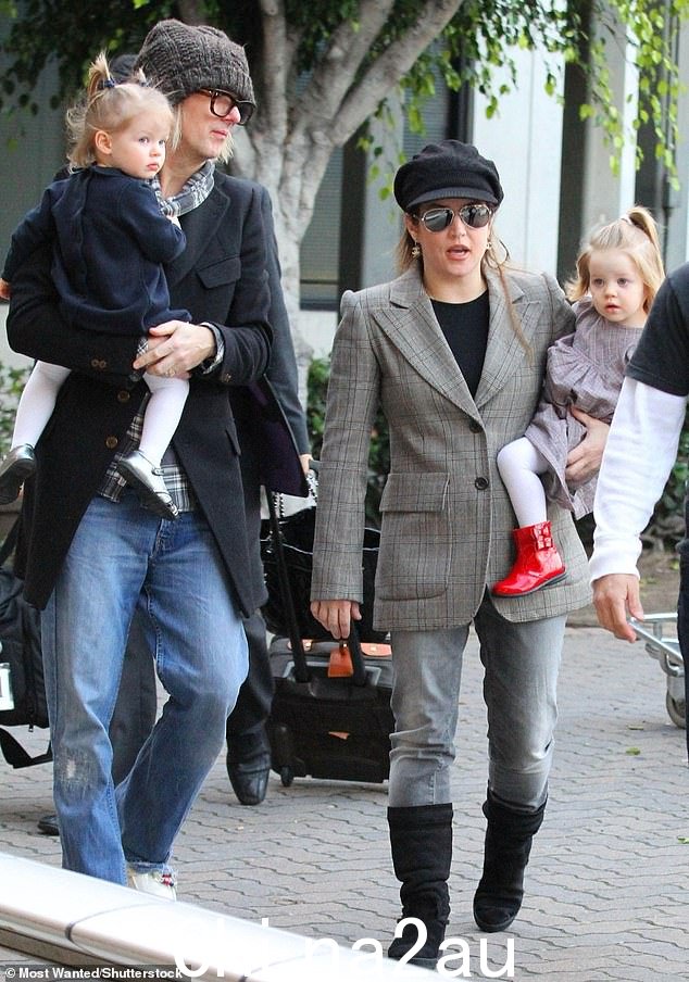 关系:这位 61 岁的吉他手于 2006 年与 Lisa Marie 结婚,他们在 2009 年生下了双胞胎 Finley 和 Harper Vivienne,14 岁(全图拍摄于 2011 年),但在 2016 年分手激烈的离婚大战
