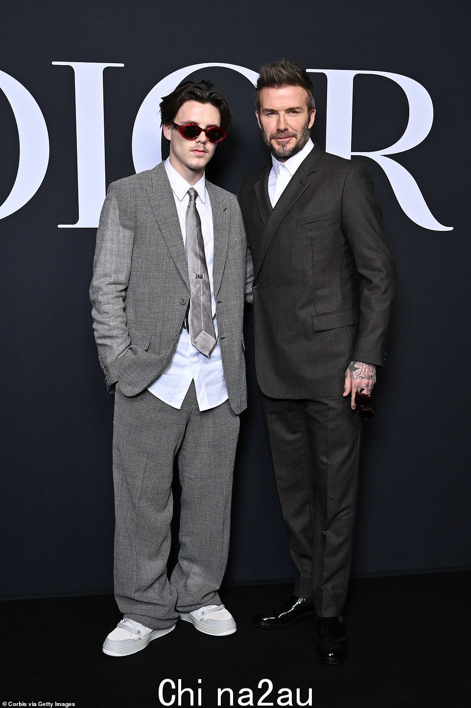 出门在外:David 和儿子 Cruz 参加了周五的 Dior Homme 男装时装秀