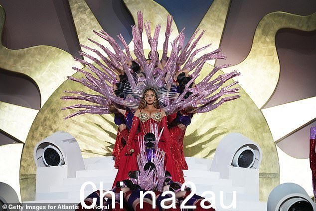 Regal:再看一眼,Beyonce 穿了一件亮红色礼服搭配相配的手套和金色头饰