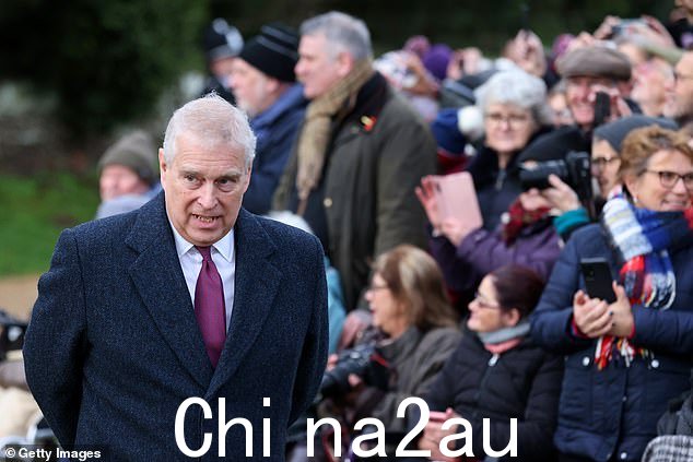 他被允许保留他在白金汉宫的办公室,有消息称他现在才“搬出去”——离开皇室职责三年多了
