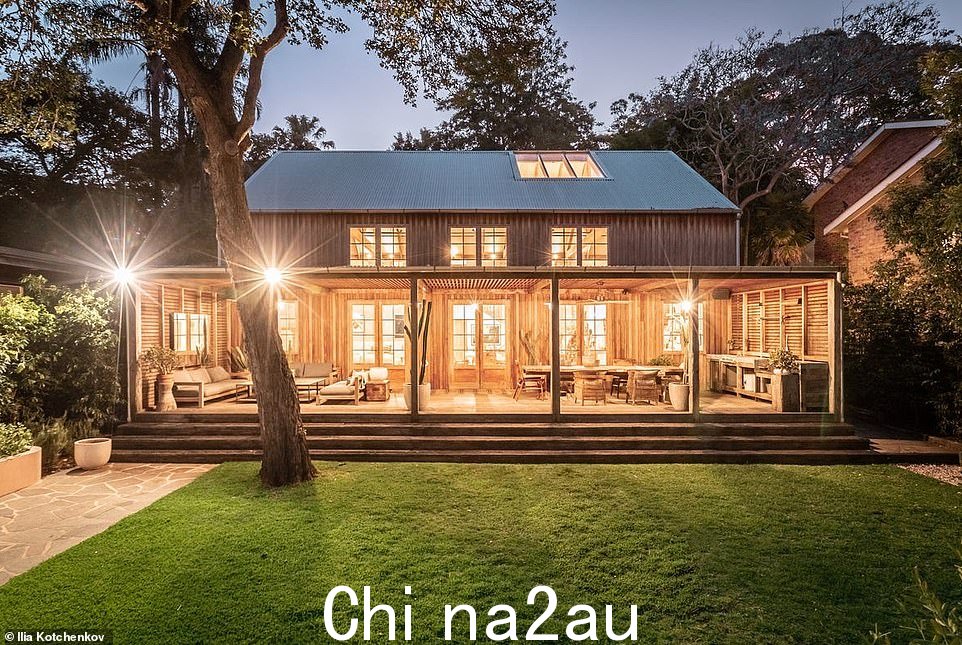 法式门通向带室外厨房和烧烤区的宽敞有盖露天区,以及内置比萨烤箱旁的草坪区