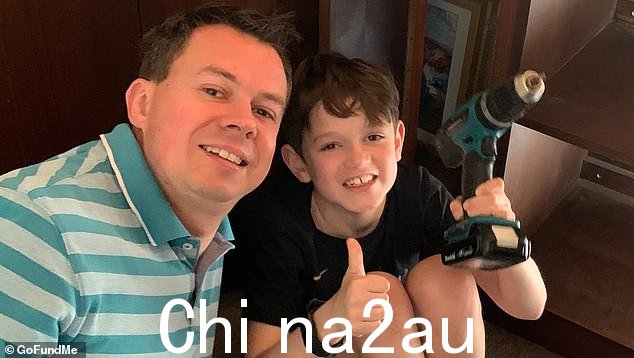 '我们的男孩已经成为他以前的自己的影子。这已经毁掉了他生命中 15% 的部分,'他的父亲彼得(与本合影)说