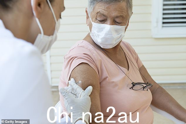 英国 65 岁以上的人通常会注射 Pneumovax 23,通常只注射一次(库存照片)