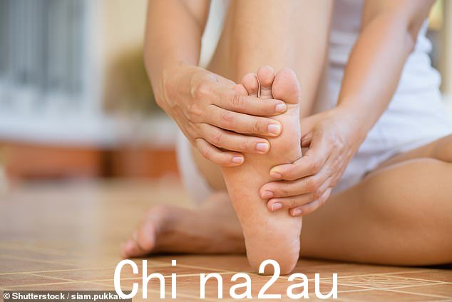 今天的读者问 Ellie 医生,在他们被诊断出患有由椎管狭窄引起的神经病变(库存照片)后,他们是否可以采取任何措施来缓解脚部的剧烈疼痛