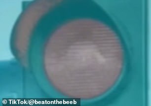这个技巧由系列魔术师 Dean Jackson 或 TikTok 上的@beatonthebeeb 分享,他解释了它是如何工作的