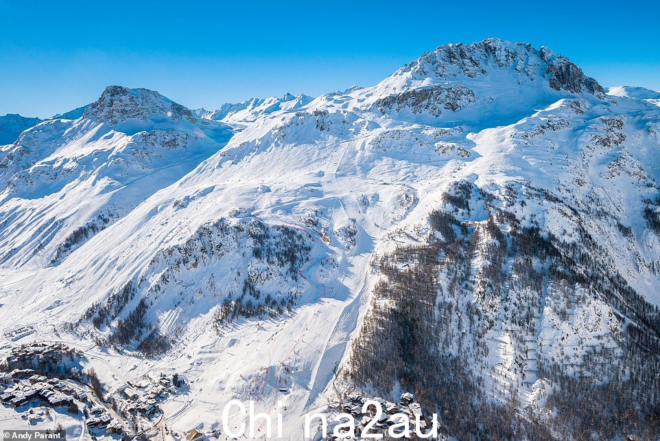 这张图片显示了通往主要村庄的 Val d'Isere 的一些路线,包括右侧著名的 La Face 黑色路线