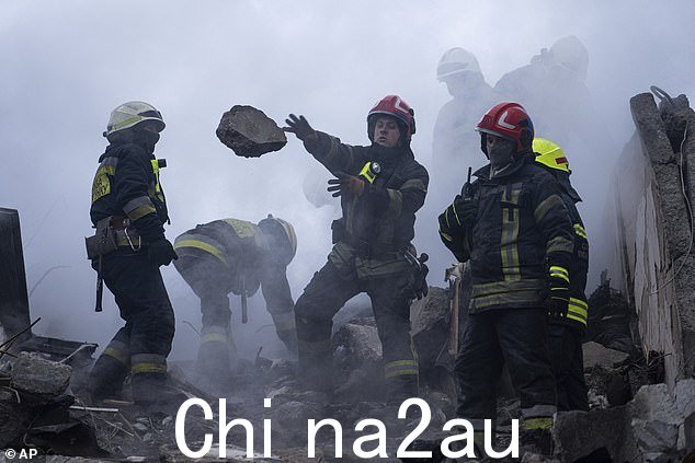 救援人员清理上周被俄罗斯火箭弹袭击摧毁的公寓楼的瓦砾
