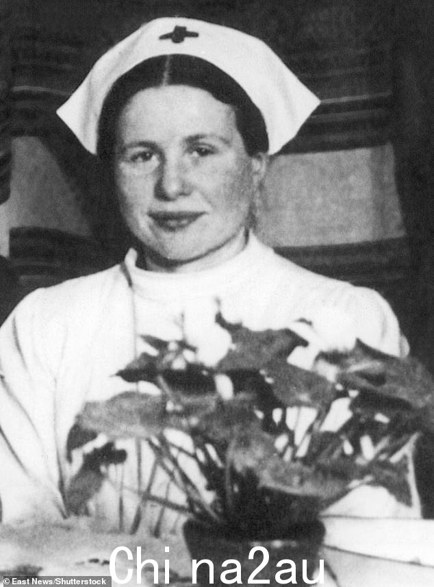 艾琳娜·森德勒 (Irena Sendler) 正在执行一项任务。她要向一个六个月大孩子的痛苦父母求情。父母双方都知道,迟早他们会被送往特雷布林卡 (Treblinka) 可怕的死亡集中营,在那里作为希特勒最终解决方案的一部分,他们将被消灭