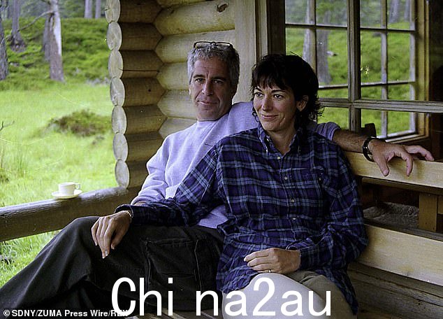 Maxwell 与 Jeffrey Epstein 在巴尔莫勒尔格伦贝格的已故女王小木屋合照