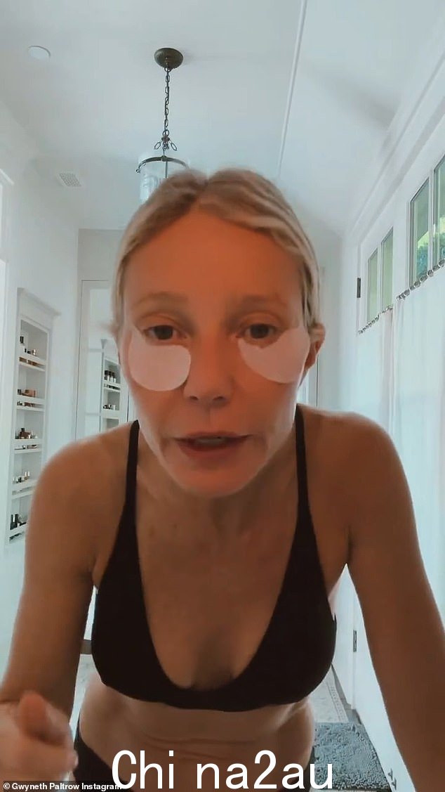 惊艳:50 岁的格温妮丝·帕特洛 (Gwyneth Paltrow) 在她周六分享的新视频中,穿着黑色文胸和内衣炫耀她苗条的身材,同时努力从她的品牌粘液中戴上眼罩