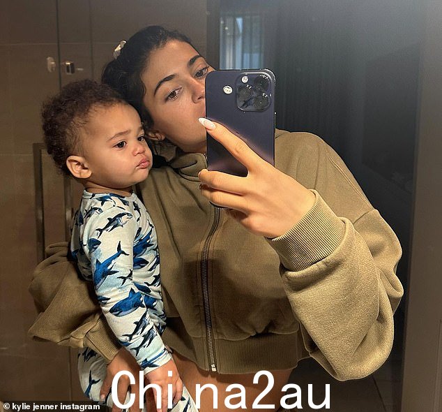 重大启示:25 岁的 Kylie Jenner 透露,她的宝贝儿子的独特名字 Aire 发音为“air”