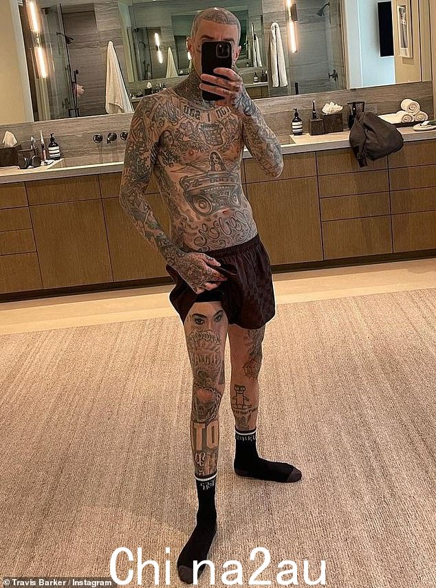 不会弄错:这位 47 岁的 Blink-182 鼓手在 Instagram 上拍了张照片,他掀起四角裤的一条下摆,露出右大腿上潦草的人体艺术