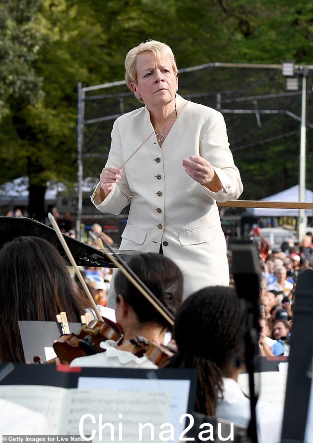 Marin Alsop,一位现实生活中的指挥,现在已经浮出水面谴责这部广受好评的电影被称为“反女性”,因为布兰切特的性格被揭示为一个自恋的恶霸。图为:Alsop 于 2021 年在纽约指挥