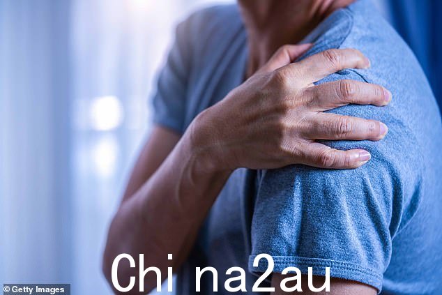 坐骨神经痛、纤维肌痛和其他慢性疼痛等常见疾病可由人类情绪引发,主要研究人员建议(文件图片:肩痛男性)