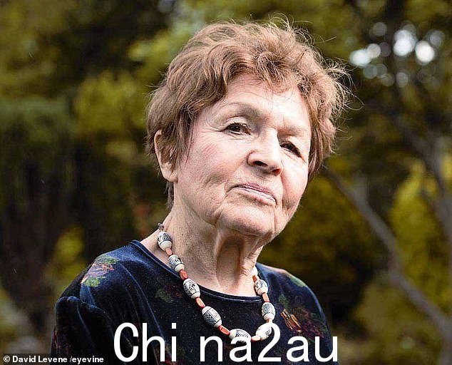 犹太祖母 Janine Webber,一个自认坚韧的小甜饼,热爱社交,去年庆祝她的 90 岁生日不是一场而是两场