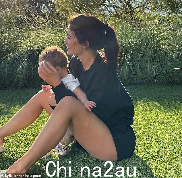 过去:Kylie 过去曾在社交媒体上分享过她的孩子,包括 Aire,但直到现在,在他一岁生日前不久,她儿子的脸才出现在他面前