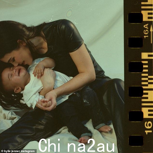 母子二人组:她还上传了一张自己和儿子拥抱的照片,他脸上闪过幸福的笑容