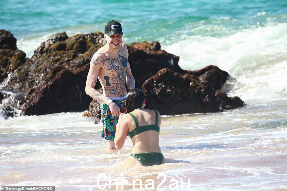 微笑:当他的新爱跑向他时,喜剧演员在岩石旁微笑
