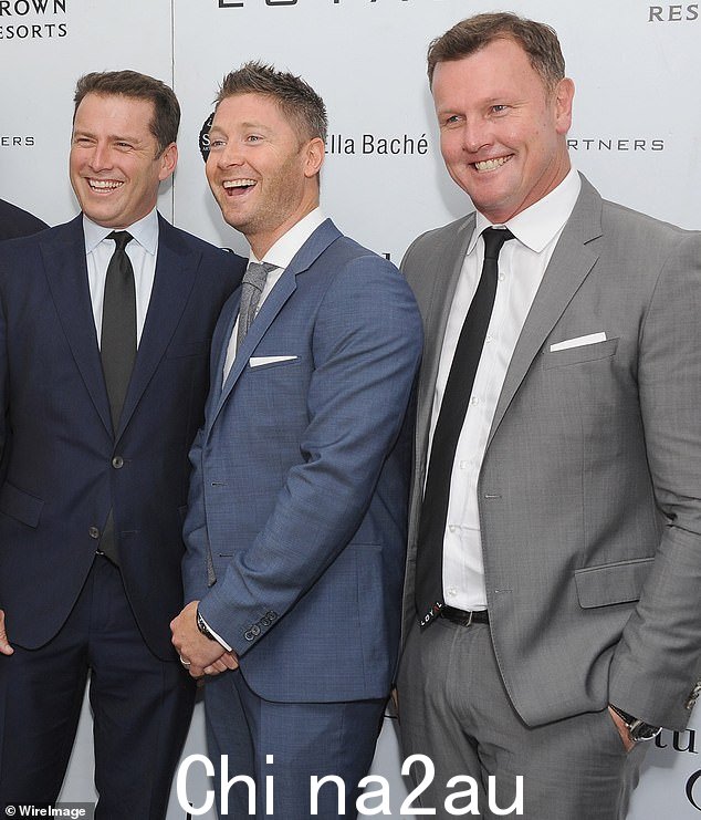 小组中的其他人,包括 Today 主持人 Karl Stefanovic(左)、他的妻子 Jasmine - Yarbrough 的妹妹 - 以及名人会计师 Anthony Bell(右),试图平息争吵