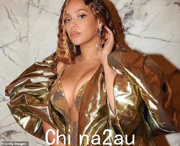 发光:碧昂斯 (Beyonce) 留着完美卷曲的甜美长发,并选择了古铜色妆容,搭配露水般光滑的浅粉色嘴唇