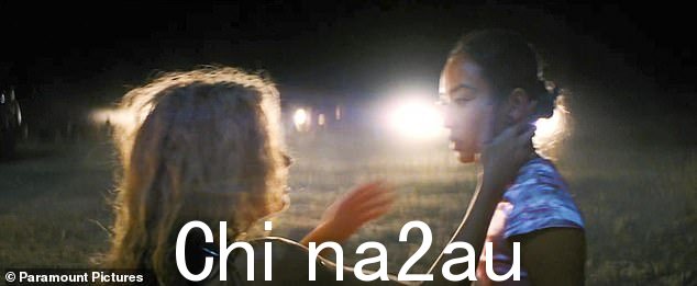 淘气!李俊丽饰演的朱菲女士在两人分享一个热吻之前开始从 Nellie 的脖子上吸出毒液