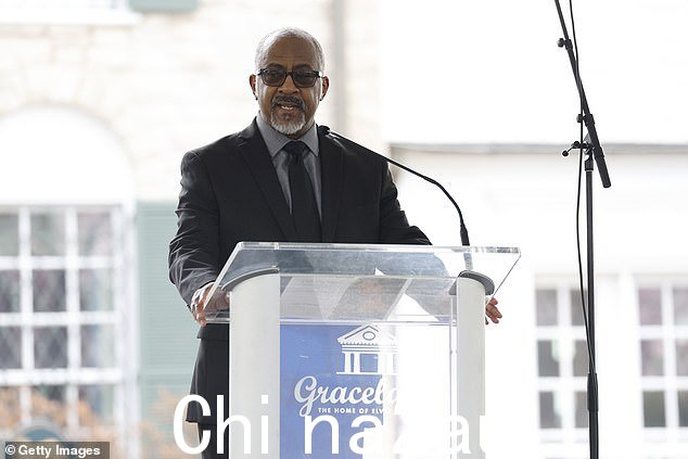 Dwayne Hunt 牧师今天早些时候在普雷斯利女士的公共追悼会上发表讲话,然后进行祈祷