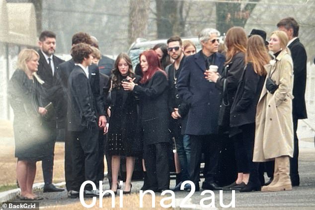 Priscilla Presley 和 Lisa Marie Presley 的其他家人在仪式前聚集