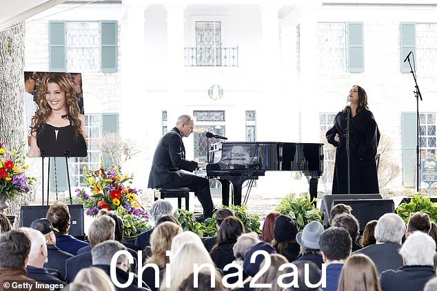 Alanis Morissette 在普雷斯利女士的公共追悼会上表演,哀悼者观看