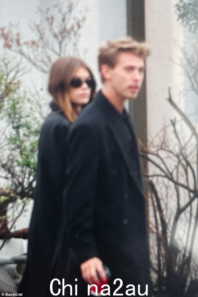 Austin Butler 和 Kaia Gerber 被拍到周日在 Graceland 一起参加 Lisa Marie Presley 的追悼会