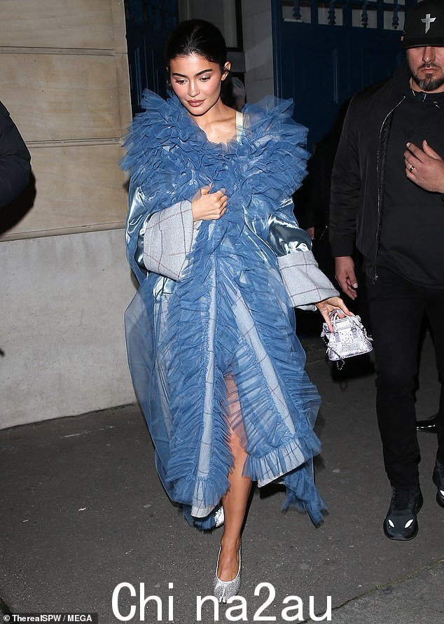 凯莉公主:Kylie Jenner 在 Maison Margiela 巴黎时装周秀场上穿了一件华丽的淡蓝色外套和银色高跟鞋,就像灰姑娘的造型