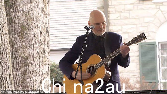 Billy Corgan 在追悼会上用原声吉他演唱了 To Sheila