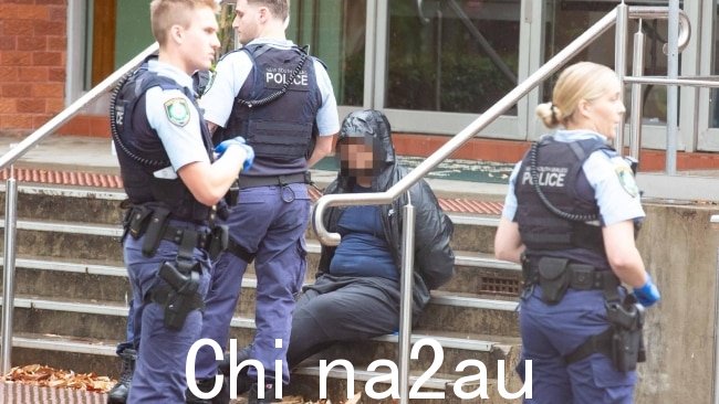 警察逮捕了四名男子并将他们带到曼利警察局。图片:提供