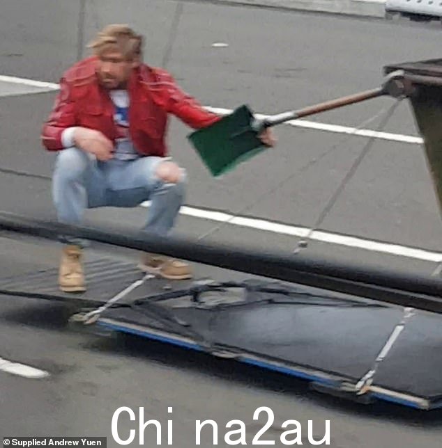 这段令人难以置信的镜头是有人在路上拍摄的ng train,因为即使车辆交通受阻,过桥的火车仍正常运行